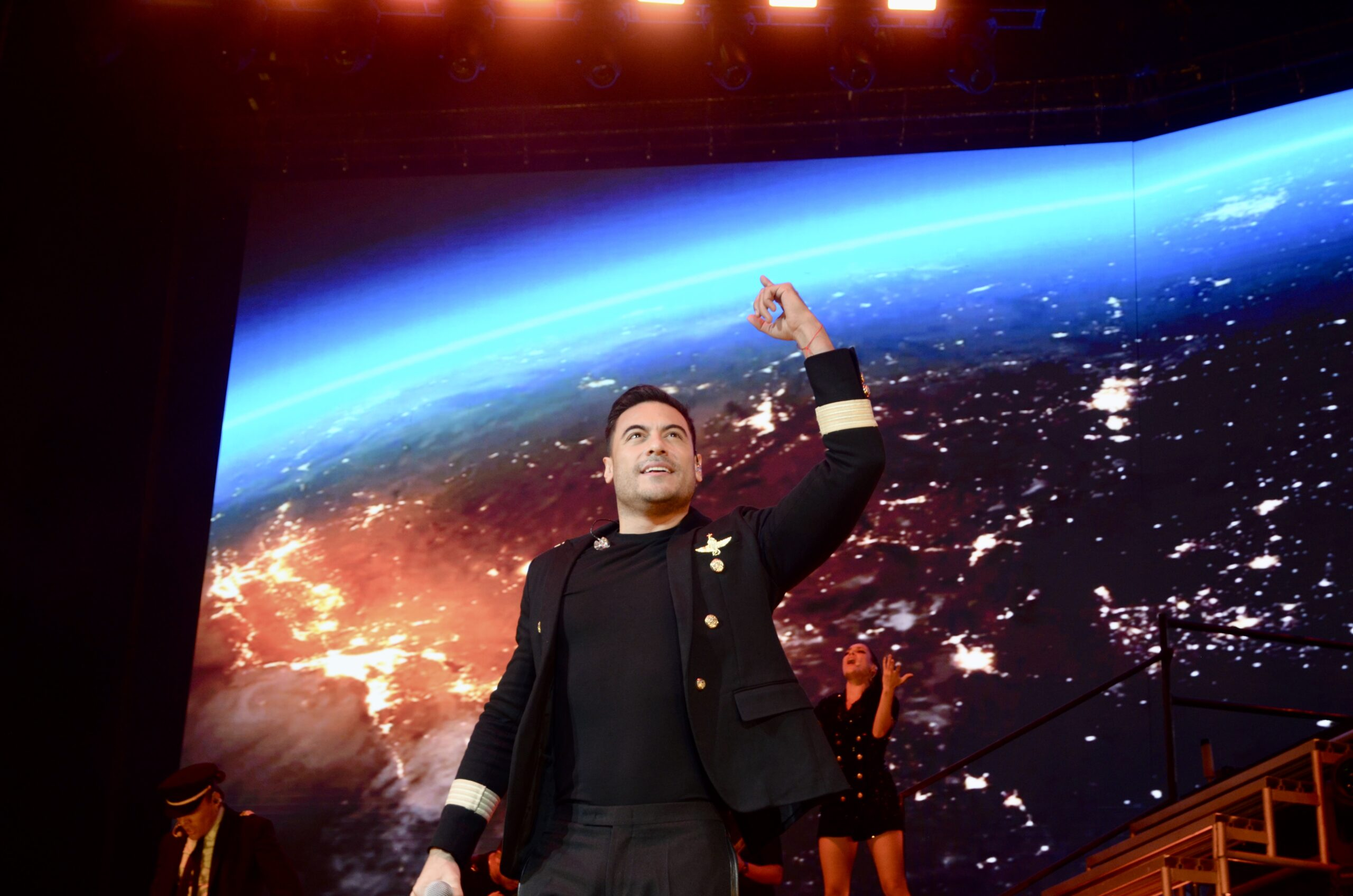 Carlos Rivera regala noche llena de emociones en Monterrey